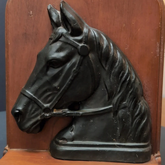 Vintage set of 2 Horsehead Resin/Wood Black/Brown Bookends. - Picture 6 of 10